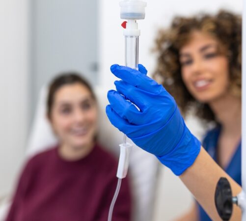 Close,Up,Of,Doctor,Hand,Adjusting,Iv,Drip,,Medical,Procedure,